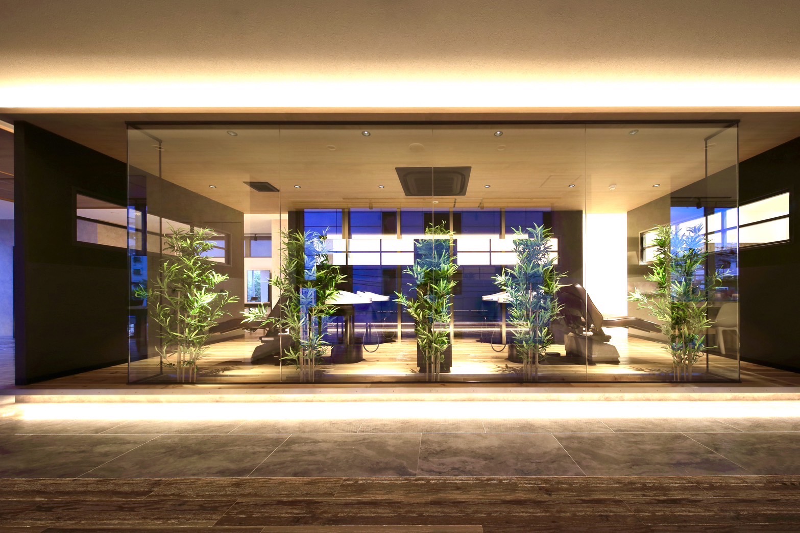 【宮城野通】≪管理職候補歓迎≫≪社会保険完備≫≪完全週休2日制≫≪客単価1万円以上≫≪産休育休制度の実績あり≫≪日祝は最短18:30に退勤可能≫≪ヘッドスパの技術を取得可能≫ガラス張りで解放感のある店内！性別問わずお客様から愛されるサロン！「mau（マウ）」からスタイリスト（美容師）の求人★☆