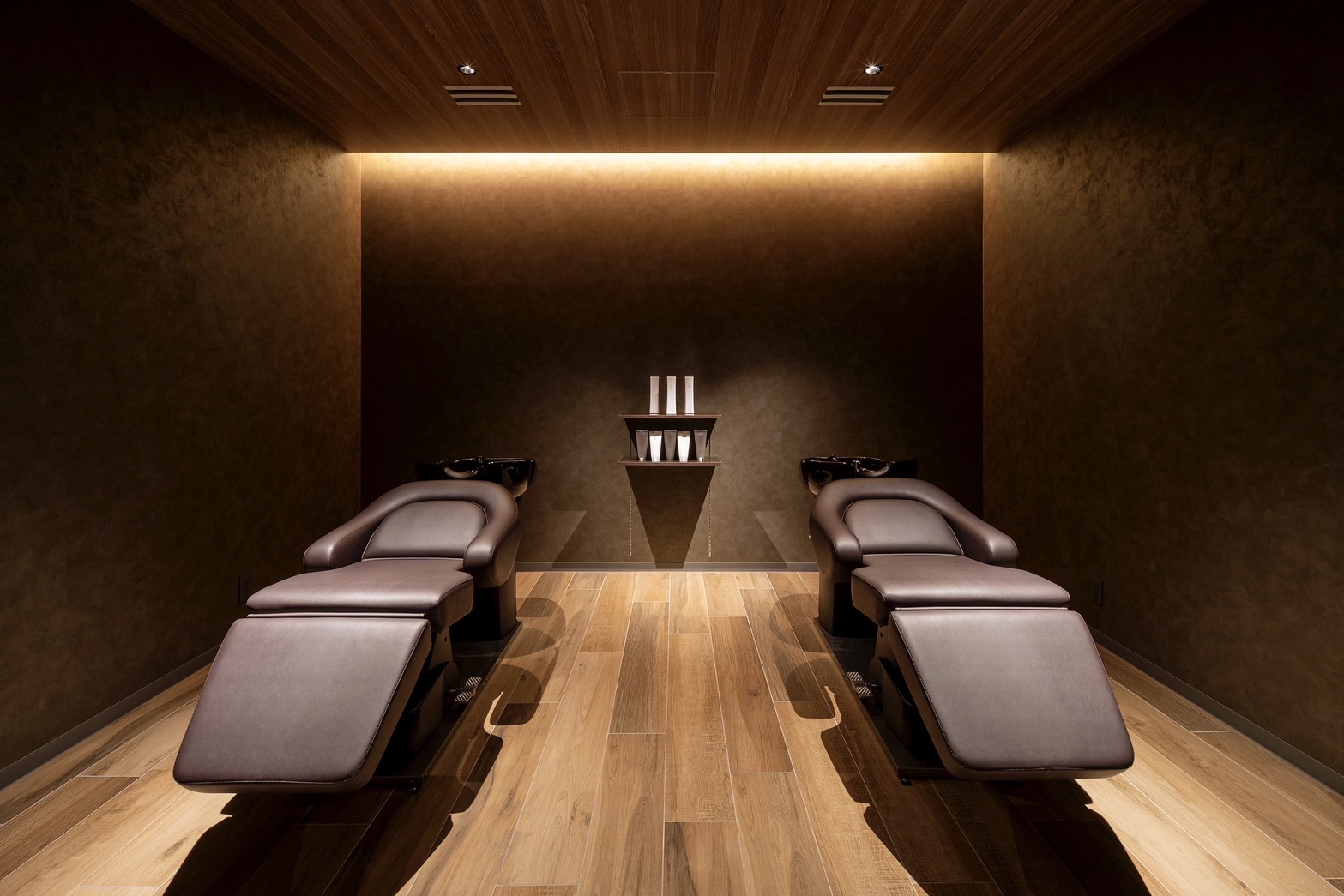 【豊中駅】≪完全週休2日制／平均18時半ごろ退勤／社会保険完備≫広々とした店内でのびのび働けます！自分のペースに合わせてレッスンをしていきますので無理なくデビューを目指してもらえます！「Angee Hair Garden（アンジーヘアーガーデン）」からアシスタント（美容師）の求人★☆