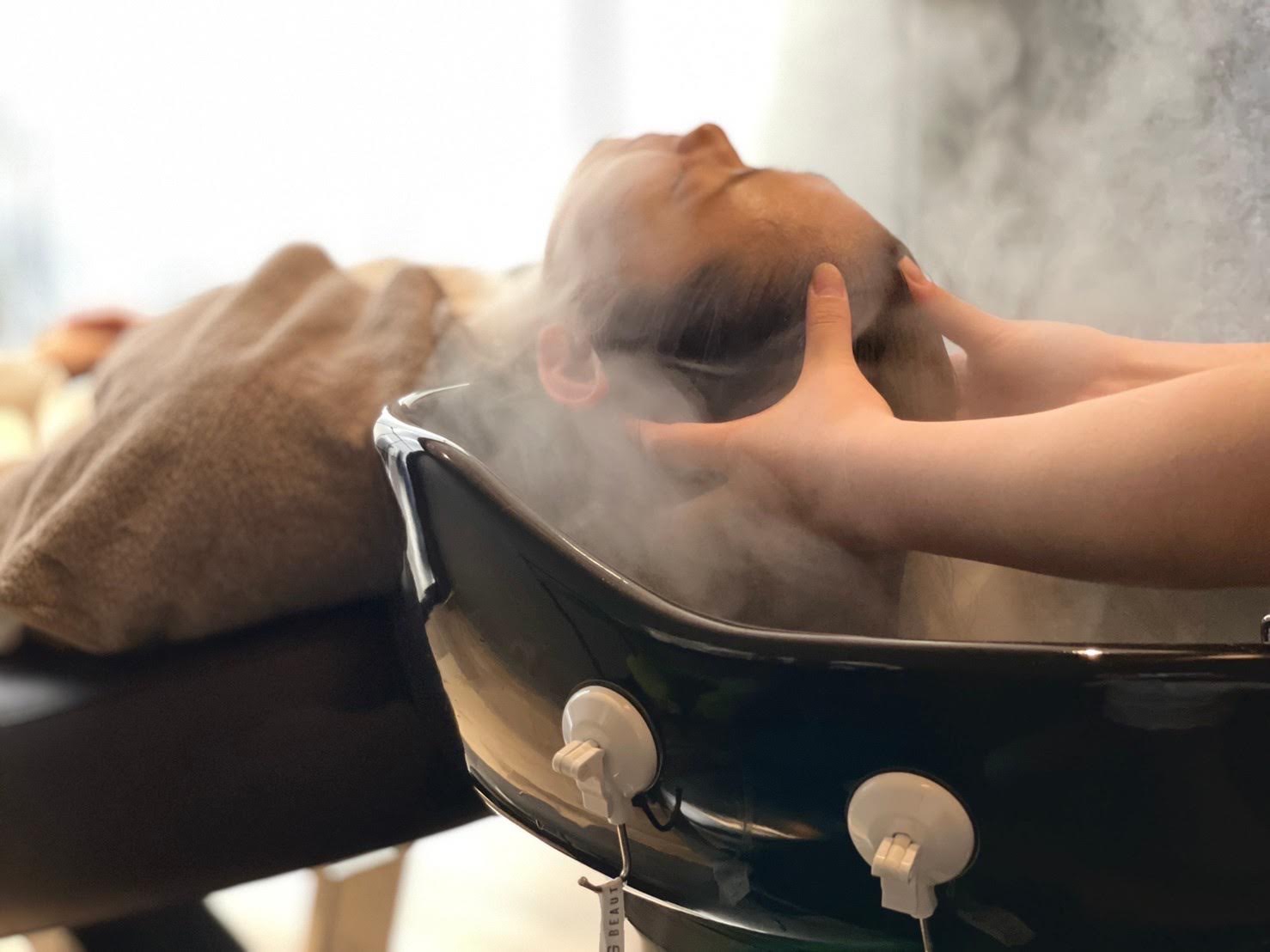 【豊中駅】≪完全週休2日制／平均18時半ごろ退勤／社会保険完備≫広々とした店内でのびのび働けます！自分のペースに合わせてレッスンをしていきますので無理なくデビューを目指してもらえます！「Angee Hair Garden（アンジーヘアーガーデン）」からアシスタント（美容師）の求人★☆