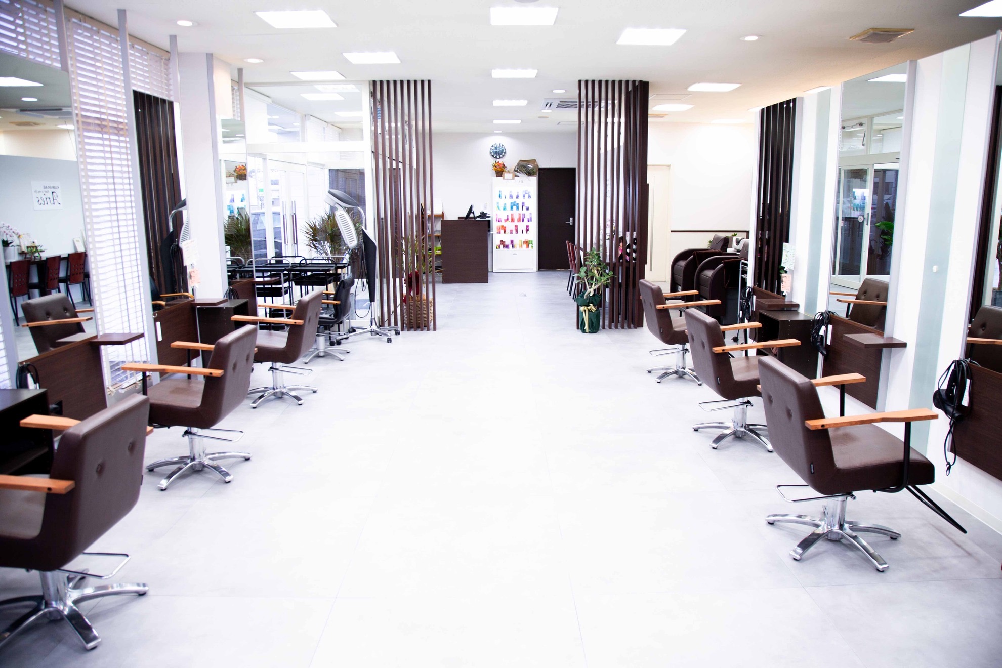 【下奥井】◆基本18時に営業終了・日曜定休あり・完全週休2日・社会保険完備・産休育休実績あり◆自分のペースでゆったり勤務できます。サロンワーク中心で営業時間前後の無駄な拘束は無し!体力面の不安なく、スタイリストデビューを目指せます!「Aries 上赤江店(アリエスカミアカエテン)」からアシスタント(美容師)の求人☆★