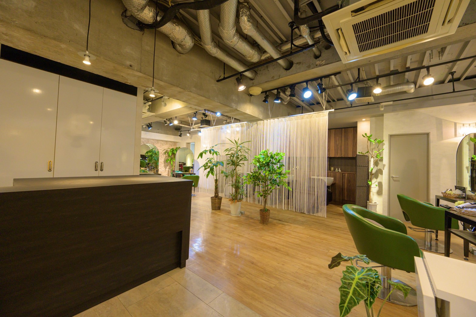 【日ノ出町】≪客単価10000円≫≪ママさんの応募も歓迎≫≪社会保険完備≫≪完全週休2日≫チームワークを大切にしながら働きたい方必見！スタッフ同士の仲も良いため、楽しく働くことができます！「Stastny by Lumi 日ノ出町店（スチャステニーバイルミヒノデチョウ）」からスタイリスト（美容師）の求人☆★