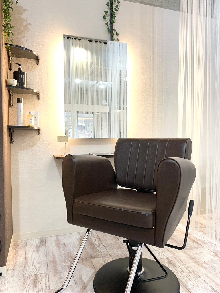 【横浜駅】≪客単価10000円≫≪ママさんの応募も歓迎≫≪社会保険完備≫≪完全週休2日≫チームワークを大切にしながら働きたい方必見！スタッフ同士の仲も良いため、楽しく働くことができます！「Lumi 横浜駅店（ルミヨコハマエキテン）」からスタイリスト（美容師）の求人☆★