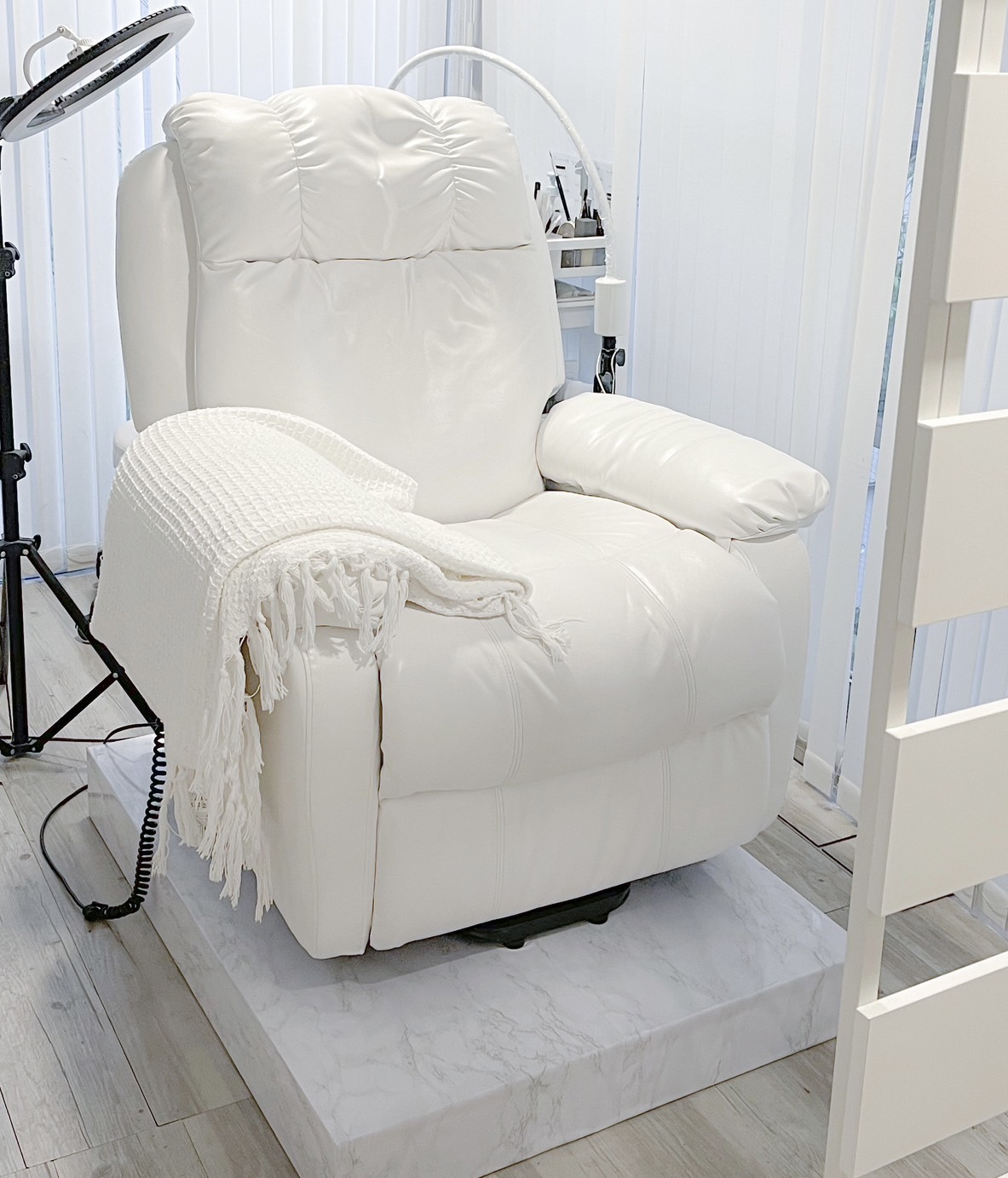 【目黒駅】≪未経験・新卒生OK≫≪社会保険完備≫≪土日祝休み月3回までOK≫≪髪色・ネイル自由≫≪デビューまで最短2カ月≫≪営業中レッスンOK≫安心の充実した研修制度あり！「Eyelash Salon 4you（アイラッシュサロンフォーユー）」からアイリスト（まつげエクステ・まつげパーマ・アイブロウ）の求人☆☆