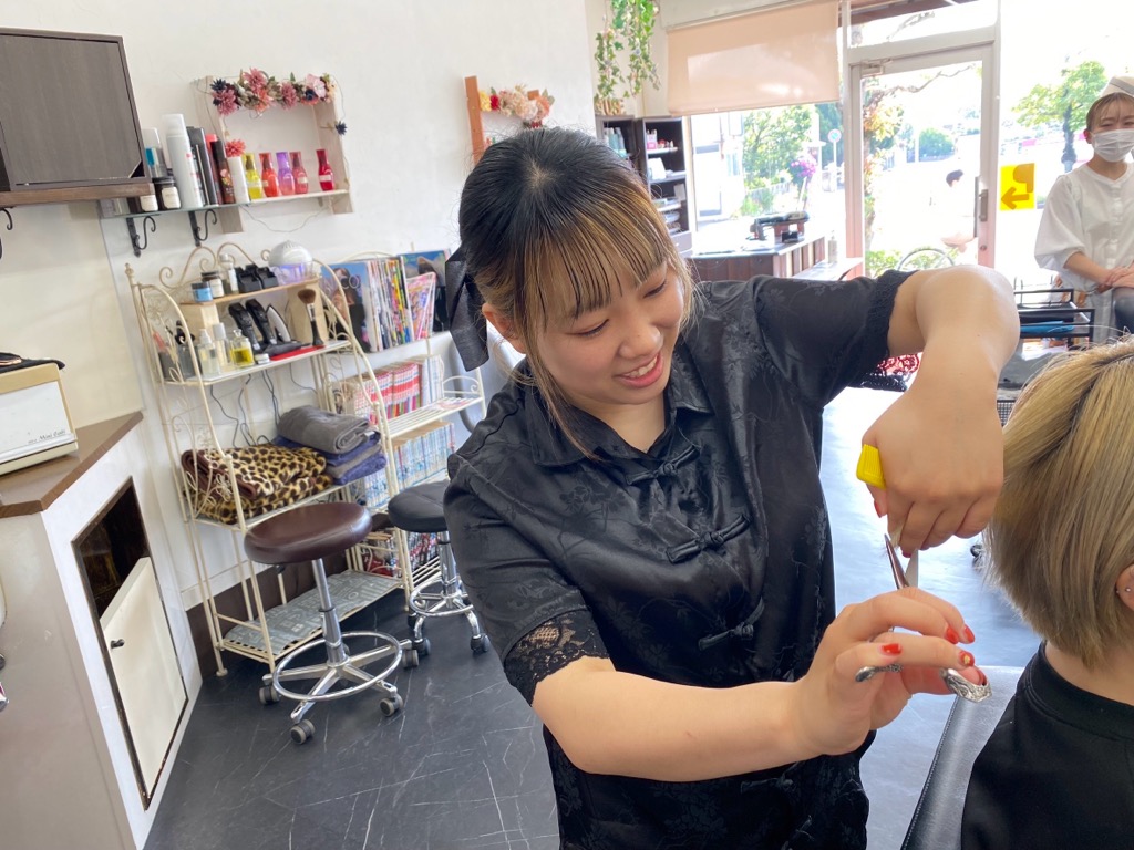 【大学駅】≪日曜定休あり・営業時間17時まで・社会保険完備・子育て中の美容師さん大歓迎・1日3時間、週3日から勤務OK・着付けも学べる≫大学生を中心に10～20代のお客様がご来店されています！アットホームな雰囲気でお客様と一緒に楽しく働けるヘアサロン「AMUSE pepe（アミューズペペ）」からスタイリスト（美容師）の求人☆☆