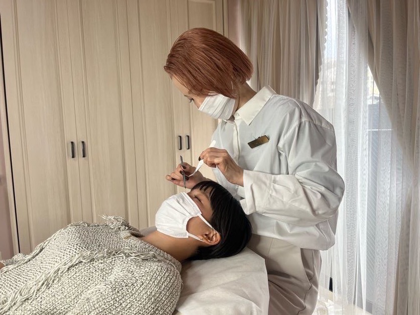 【新百合ヶ丘】≪未経験・新卒生OK≫≪早番固定勤務≫≪完全週休2日制≫≪土日休み月4回までOK≫≪社会保険完備≫≪実働8時間・20時までに退勤可能≫全席個室のアイラッシュサロン!女性が安心して長く働ける環境です「The Octave Royal(オクターブ ロイヤル)」からアイリスト(まつげエクステ・まつげパーマ・アイブロウ)の求人☆☆