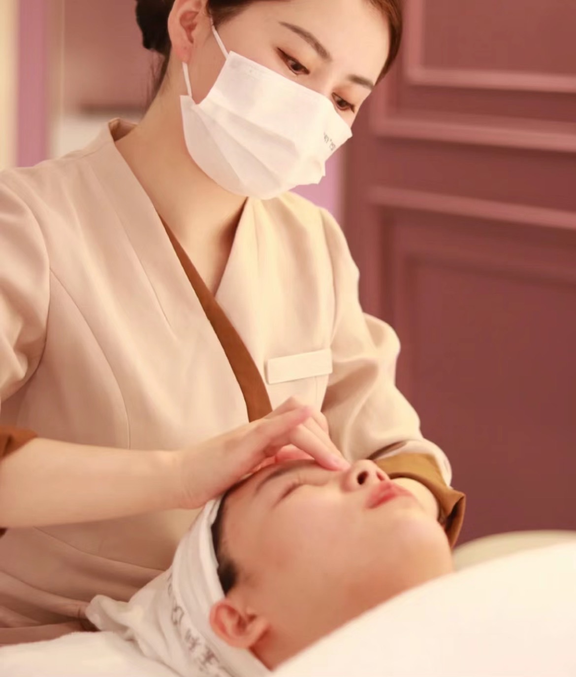 【本町】≪完全週休2日制≫≪WワークOK≫≪独立支援制度あり≫フェイシャル、痩身、脱毛を扱うエステサロン!月2回まで無料施術OKで、自分自身もキレイになれる!「alia (アリア)」からエステティシャンの求人☆☆