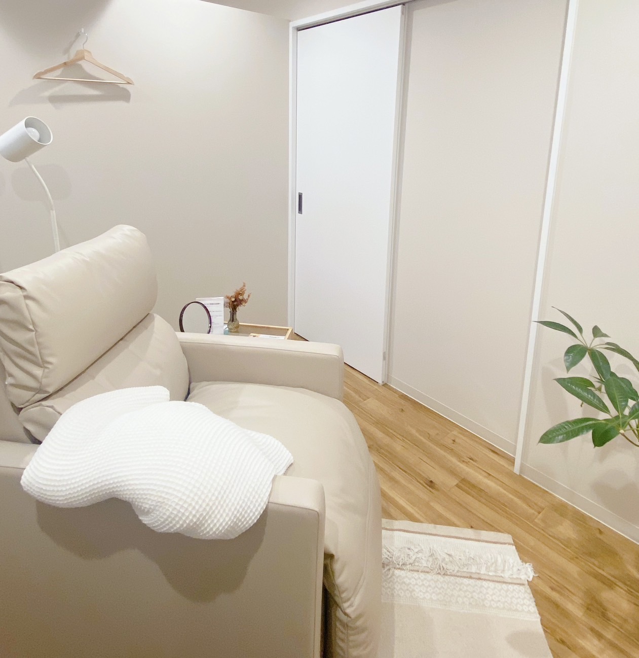 【野洲駅】≪髪色ネイル自由≫≪全室個室≫≪日曜定休サロン＆17時台退社≫営業後レッスン無し！仕事とプライベートのメリハリがつけられますよ！女性が長く活躍しやすい「Nico with（ニコ ウィズ）」からアイリスト（まつげエクステ・まつげパーマ・アイブロウ）の求人☆★