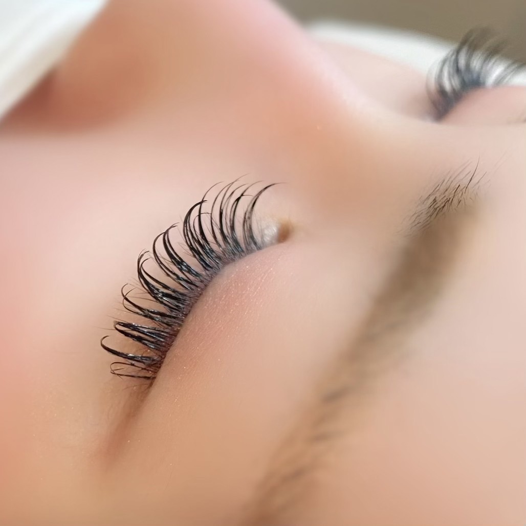 【野洲駅】≪髪色ネイル自由≫≪全室個室≫≪日曜定休サロン＆17時台退社≫営業後レッスン無し！仕事とプライベートのメリハリがつけられますよ！女性が長く活躍しやすい「Nico with（ニコ ウィズ）」からアイリスト（まつげエクステ・まつげパーマ・アイブロウ）の求人☆★