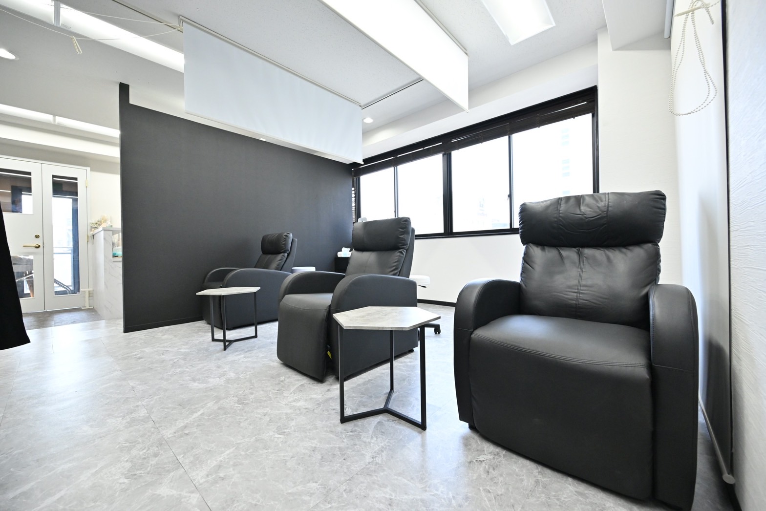 【四ツ橋】≪髪色ネイル自由≫≪10～19時営業≫≪朝礼終礼、ミーティング無し！≫インフルエンサーのスタッフやお客様も多いトレンドサロン「Beauty salon Limo/ulu（ビューティーサロンリモウル）」からアイリスト（まつげエクステ・まつげパーマ・アイブロウ）の求人★☆