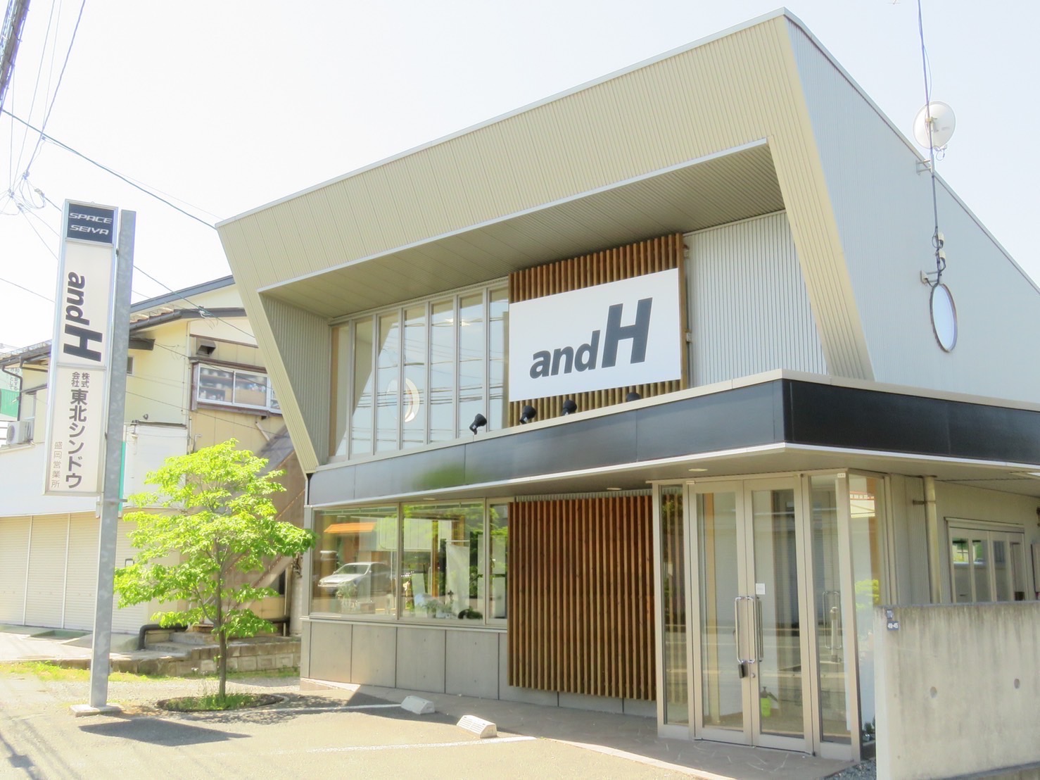 【青山】≪完全週休2日制≫≪独立サポートあり≫≪委託の方も加入できる従業員医療保険あり≫≪夏季休暇あり≫≪年末年始休暇あり≫女性専門シェービング&ショートカット特化型サロン!髪質改善などにもこだわっており、地域の方に愛されるおしゃれなサロンです。「and H(アンドエイチ)」から理容師(理容室)の求人☆☆