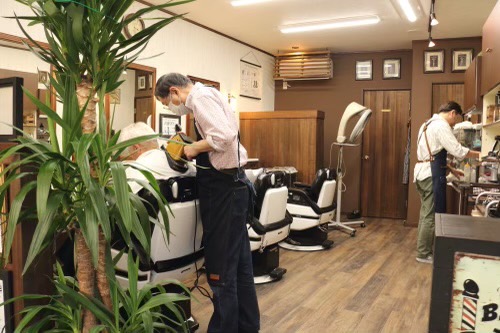 【上町】≪完全週休2日制≫≪20時までに退勤可能≫≪賞与あり≫開業から60年以上経つ老舗サロン！地域で大人気のアットホームな環境で働く事ができます！「BARBER LIGHT（バーバーライト）」から理容師（理容室）の求人☆★