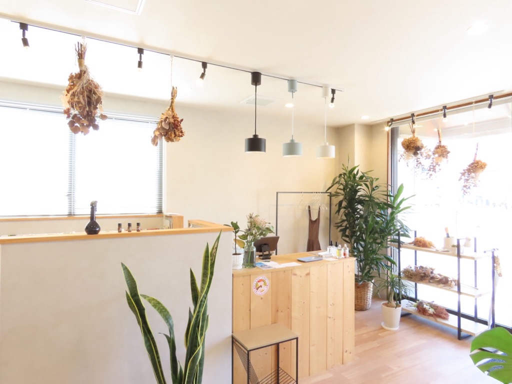 【津幡】◆社会保険完備・完全週休2日制・土日休み月2回までOK・17時半で営業終了◆女性が長く活躍できる環境に特化し、ママさんも働きやすい！体力面も無理なく、プライベートも重視できるマンツーマンサロン「ehon（エホン）」からスタイリスト（美容師）の求人☆☆