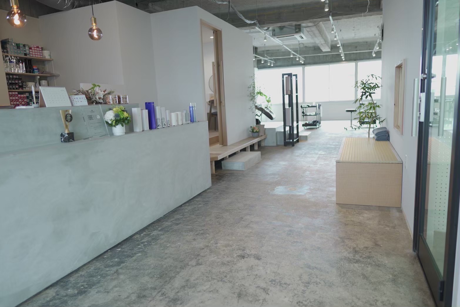 【阪急塚口】≪土日休み取得可能≫≪月8日休み≫≪社会保険完備≫マンツーマンの接客で一人一人のお客様と深く関われる!歩合でしっかり稼げる環境です!トータルビュティーサロン「sai(サイ)」からスタイリストの求人☆☆