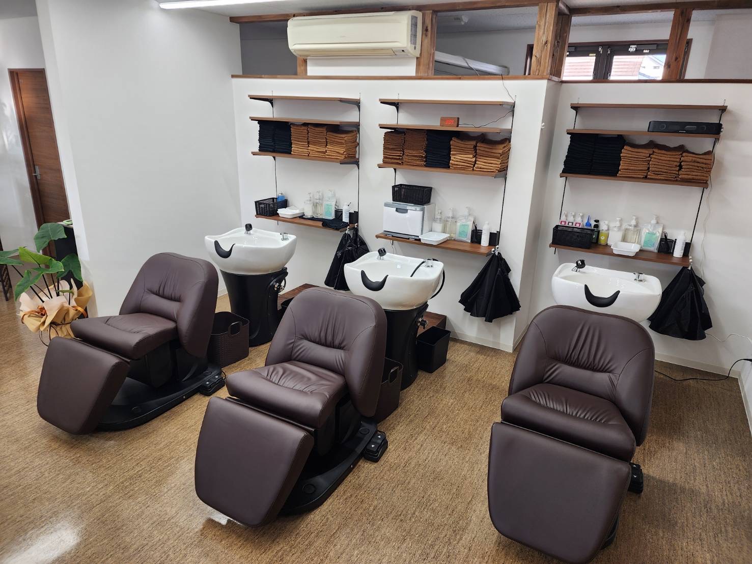 【金比羅前】シャンプーとカラーができればOK！≪駐車場完備≫≪18時に退勤可能≫カウンセリングをしっかり行い、低価格でも理想のカラーに仕上げます！ママさんやブランクのある方も大歓迎！地域の方々に人気のカラー専門店「染め家 松茂店（ソメヤマツシゲテン）」からカラーリスト（美容師）の求人☆★