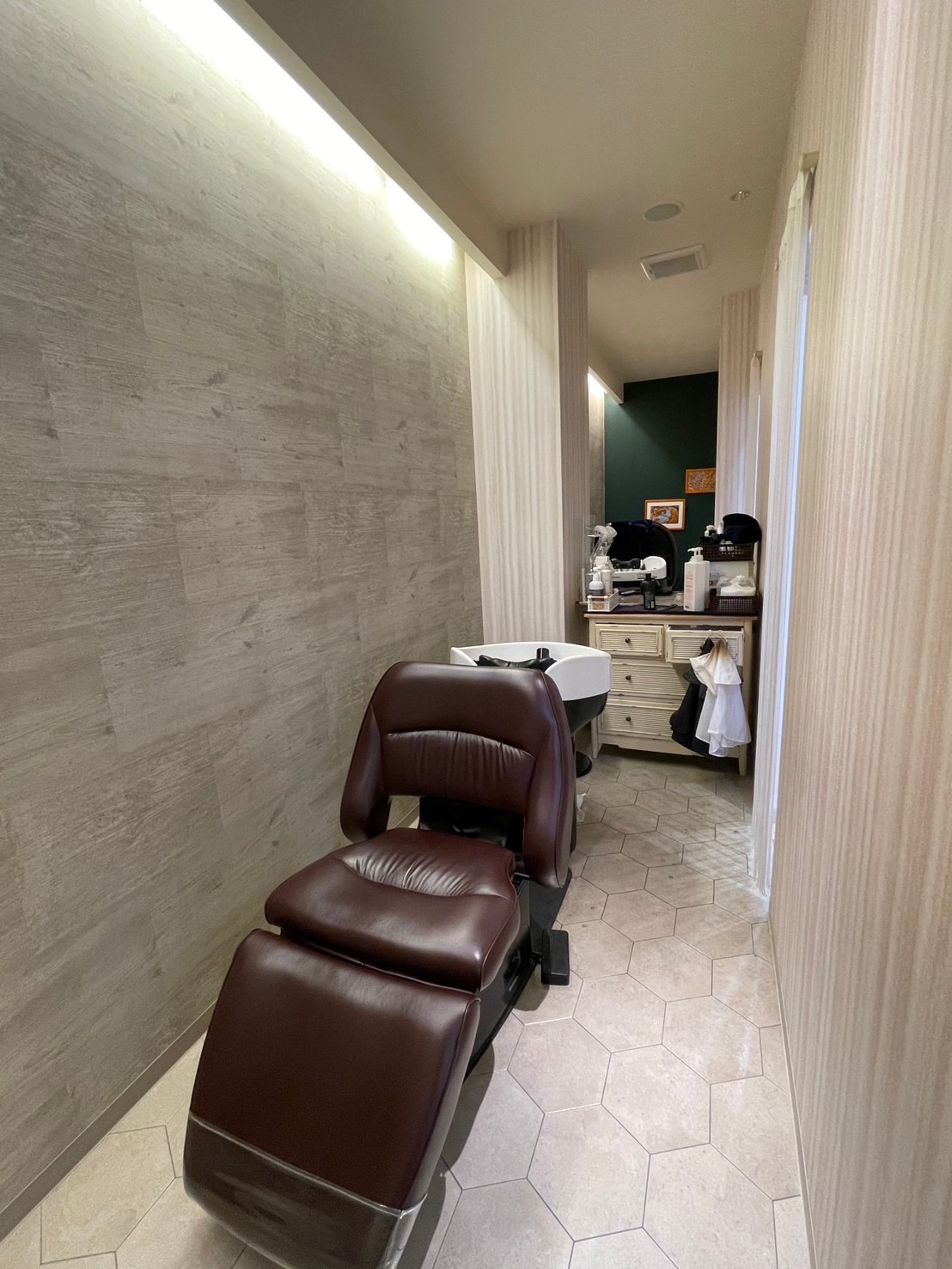 【学研北生駒】≪完全週休二日制≫レッスンが無ければ18時台に退勤可能。40~50代の落ち着いた世代を中心に人気です!縮毛矯正とデジタルパーマが人気の髪質改善サロン「X-axia(シースアクシア)」からアシスタント(美容師)の求人★☆