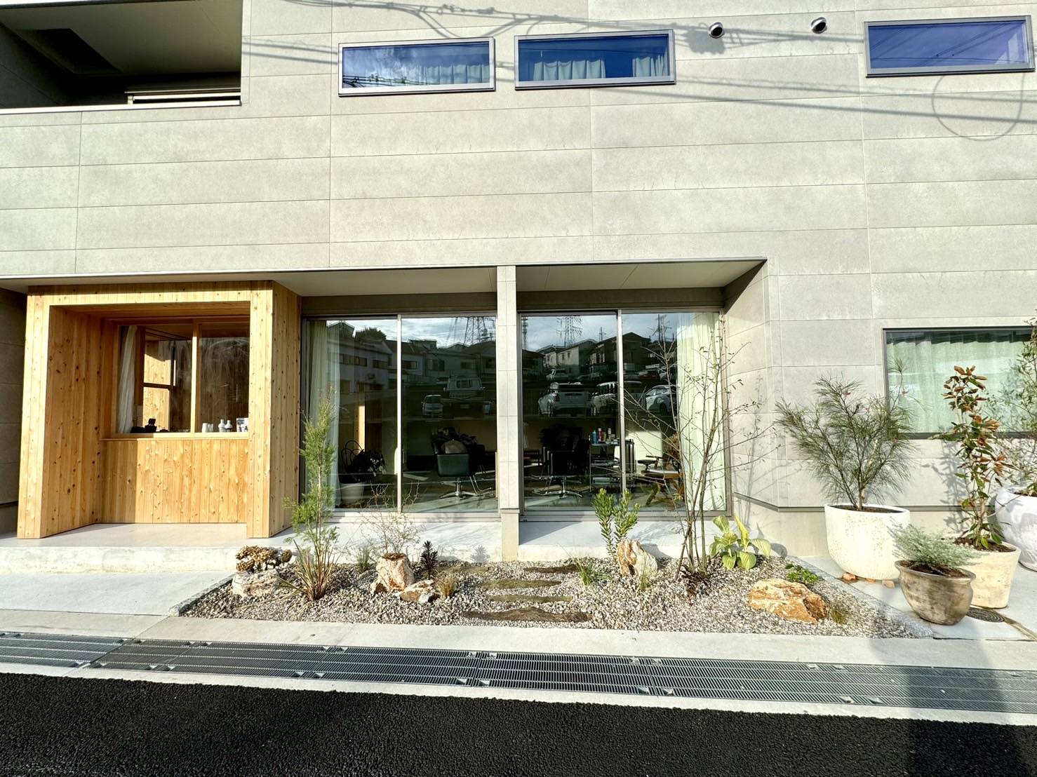 【光明池】≪未経験・新卒生≫≪営業時間内レッスンOK≫≪完全週休2日制≫≪客単価1万円以上≫≪土日休みOK≫カフェ併設の新しいスタイルのサロン！営業時間内にマンツーマンレッスン！「lit hair（リットヘアー）」からアシスタント（美容師）の求人★☆