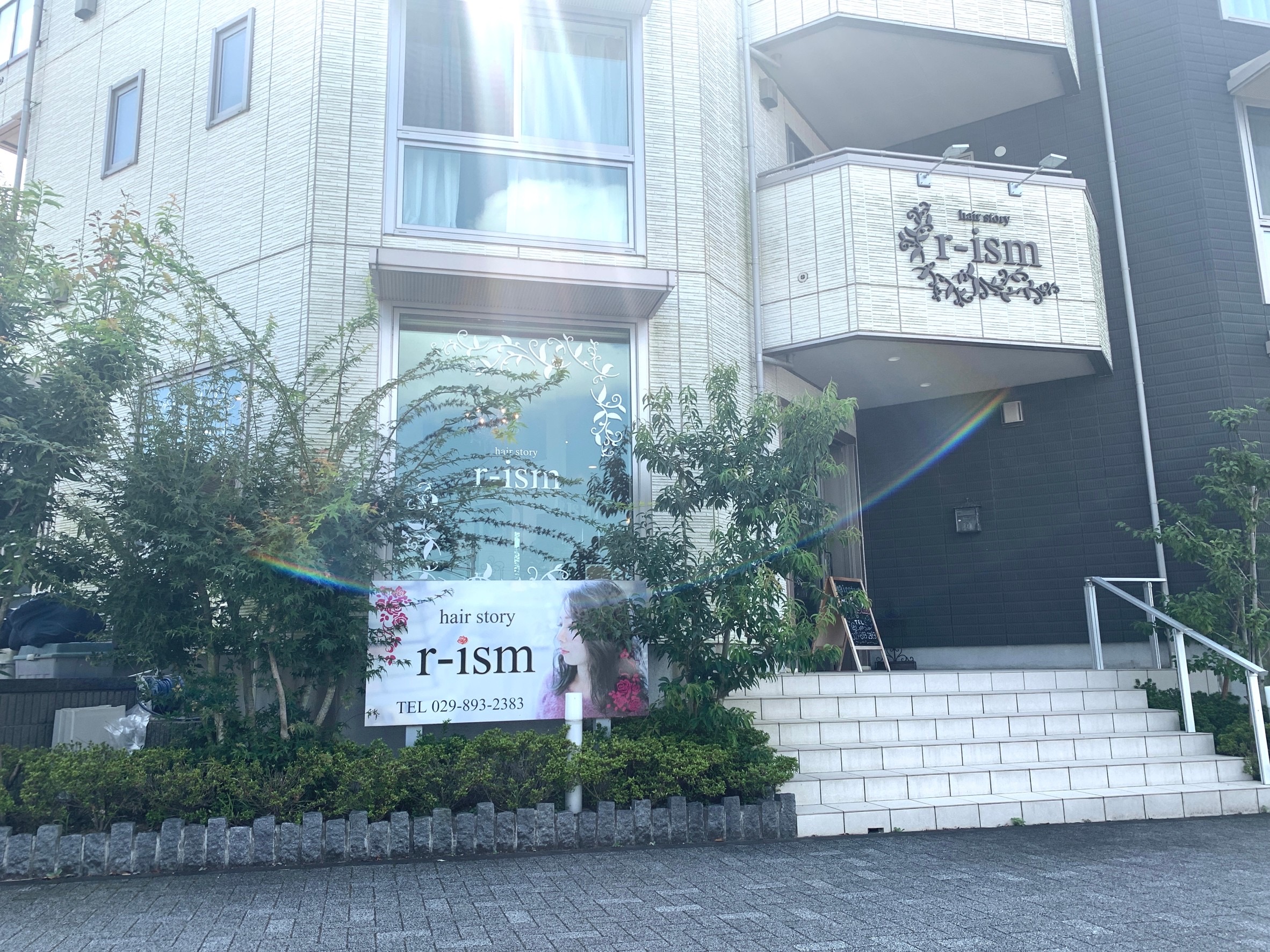 【万博記念公園】≪選べる休日制度≫≪20時までに退勤可能≫≪社会保険完備≫≪産休育休制度あり≫流行りの透明感カラーが大人気のサロン!髪質改善などのメニューにも力を入れており様々な技術が学べる環境です!「hair story r-ism(ヘアストーリーリズム)」からスタイリスト(美容師)の求人★☆