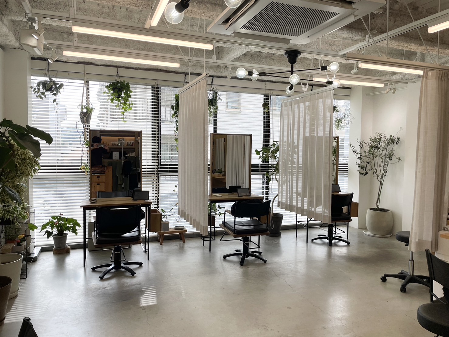 【勾当台公園】≪社会保険完備・完全マンツーマンサロン・フレックスタイム制・ヘルプなし・月8,9日休み・土日休みOK・週1日～勤務OK≫自分に合った働き方ができて、プライベートと仕事を両立することができますよ！一人ひとりのお客様に馴染ませるナチュラルなスタイルが得意なサロン「lelu（レル）」からスタイリスト（美容師）の求人☆★