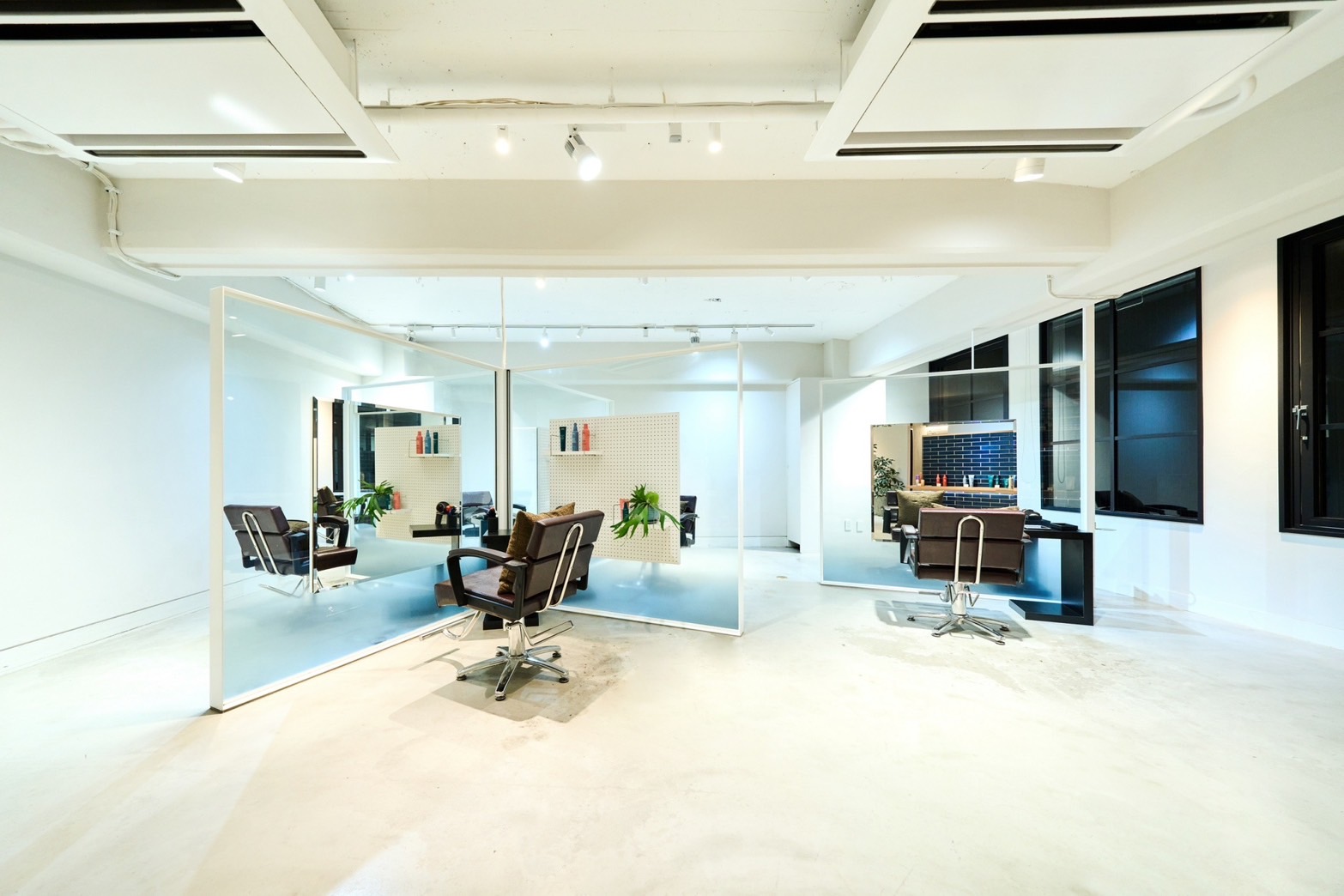 【東銀座】≪最大70％還元≫≪集客サポートあり≫≪高単価サロン≫≪カットカラー2時間枠≫≪自由出勤制≫≪マンツーマン接客≫こだわりの薬剤、技術を誇る高単価サロン！ワンランク上の美容師を目指せる環境です！「HAUS eins（ハウスアインス）」からスタイリスト（美容師）の求人☆★