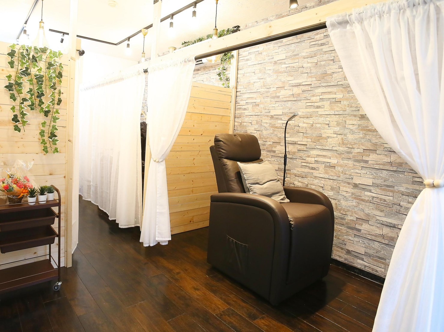 【高宮駅】≪未経験OK・無料のスクール制度あり・研修中も給与あり・社会保険完備・20時迄に退勤可能≫無料のスクール制度があるため未経験の方も安心して働くことができます！幅広い年代のお客様から愛されるアイラッシュサロン「BK-EYELASH 高宮（ビーケーアイラッシュタカミヤ）」からアイリスト（まつげエクステ・まつげパーマ・アイブロウ）の求人☆☆