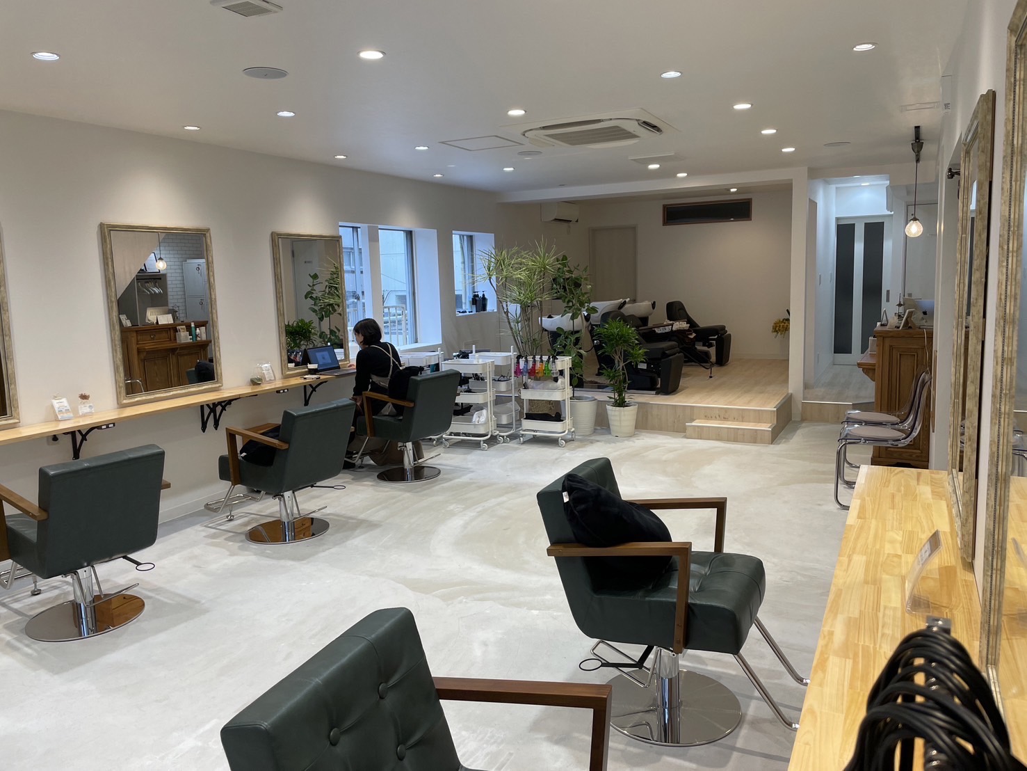 【大和駅】≪完全週休2日制≫≪土日休みOK≫≪高単価サロン≫≪18時閉店≫髪質改善や縮毛矯正などの髪を美しくする施術に定評があるサロン！おしゃれで清潔感あふれる店内で、働きやすい環境が整っています！「AQUA（アクア）」からスタイリスト（美容師）の求人☆☆