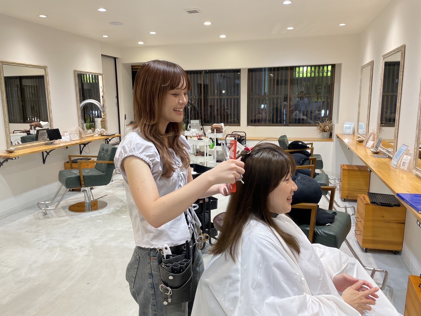 【大和駅】≪完全週休2日制≫≪土日休みOK≫≪高単価サロン≫≪18時閉店≫髪質改善や縮毛矯正などの髪を美しくする施術に定評があるサロン！おしゃれで清潔感あふれる店内で、働きやすい環境が整っています！「AQUA（アクア）」からスタイリスト（美容師）の求人☆☆