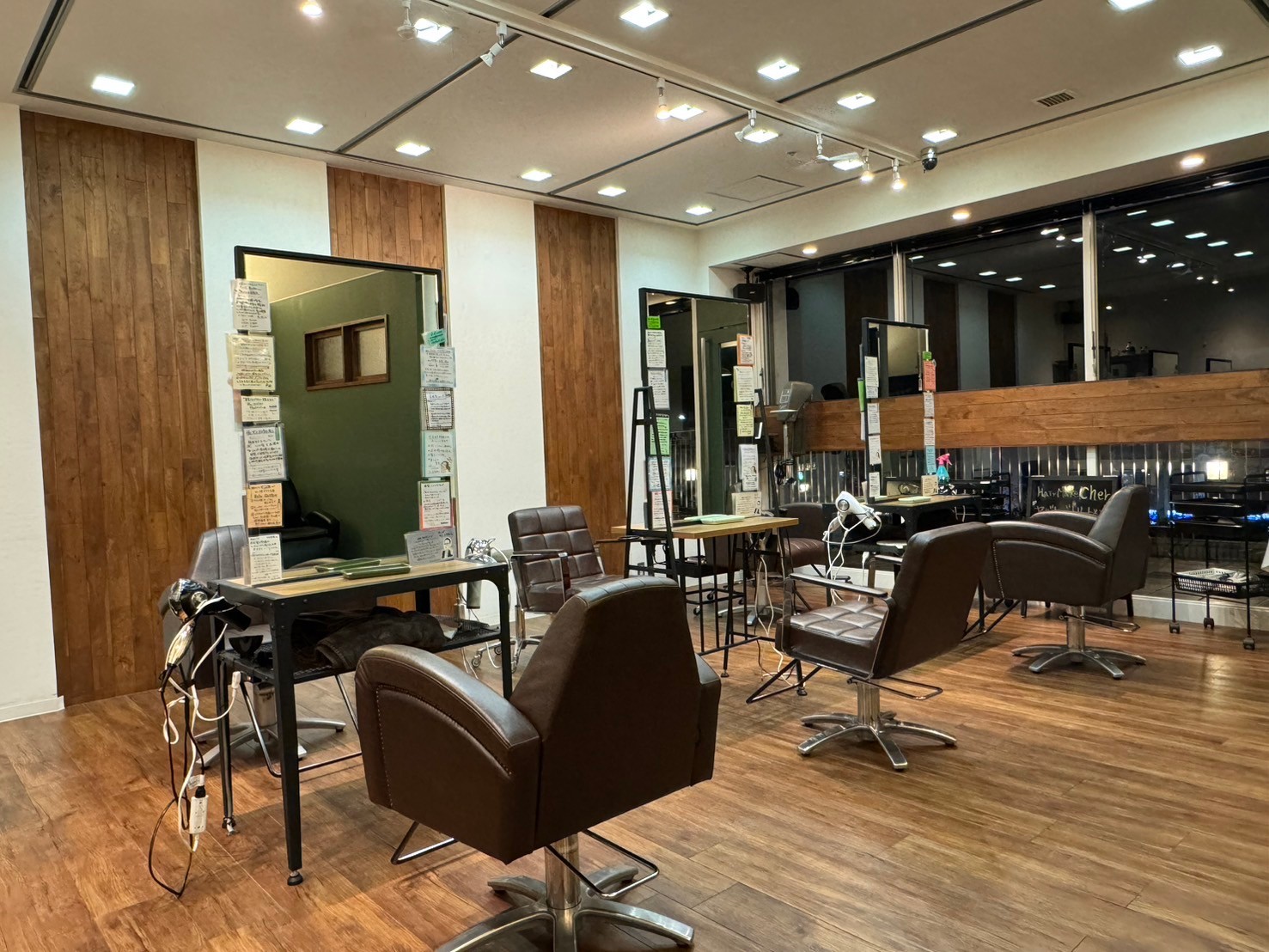 【西宮北口】≪社会保険完備≫≪19時に退社可能≫≪営業内レッスンOK≫≪アシスタント専任OK≫≪平均単価15000円≫風通しのいい職場で働きたい方にピッタリ!和気あいあいとした雰囲気で、人間関係も良好なサロン!「cher(シェール)」からアシスタント(美容師)の求人☆★☆