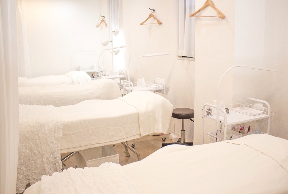 【朝霞駅】≪社会保険完備≫≪スタッフ第1の社風≫≪残業ほぼなし≫≪20時までに退勤可能≫≪フレックス制度あり≫≪豊富なインセンティブあり≫最新の美容技術のトレーニングを随時行っており、アイリストとして成長できる「eclat 朝霞店（エクラアサカテン）」アイリスト（まつげエクステ・まつげパーマ・アイブロウ）の求人☆☆