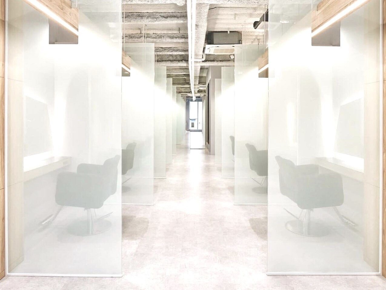 【所沢駅】≪完全週休2日制≫≪土日祝休みOK≫≪社会保険完備≫≪20時までに退勤可能≫お休みも取得でき、しっかり稼げる環境!デザインカラーや髪質改善など様々な技術が学べるサロンです!「kusyu... 所沢東口店(クシュトコロザワヒガシグチテン)」からアシスタント(美容師)の求人☆☆