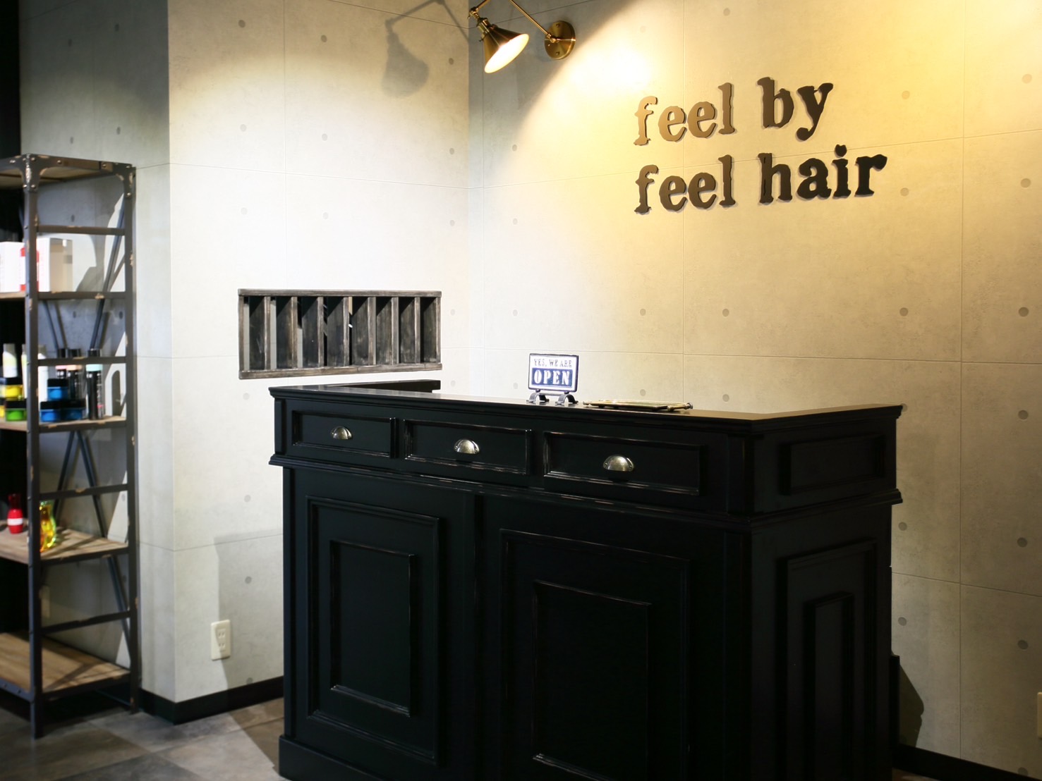 【成田駅】≪月8日休み≫≪土日休みOK≫≪社会保険完備≫≪18時までの退勤可能≫≪髪質改善ウリ≫最低保証給があるため安心！基本残業なし！退勤時間も早く、お休みもしっかり取れるためプライベートも充実できる環境！「feel by feel hair（フィールバイフィールヘアー）」からスタイリストの求人☆★