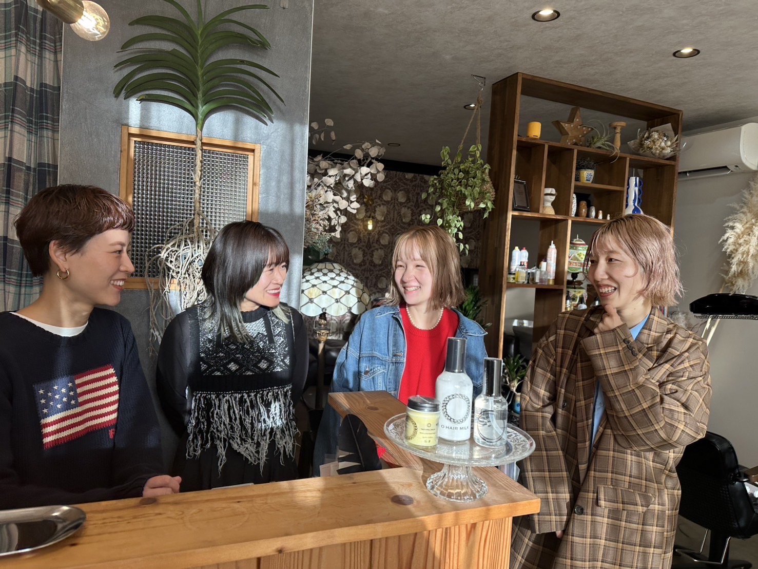 【草津駅】≪完全週休2日制≫≪土日休みOK≫≪社会保険完備≫≪有名集客サイト受賞サロン≫9～17時までの営業時間なのでママさん美容師も働きやすい環境！顧客がいない方でも入客チャンスに困ることはありません！育児と両立されているスタイリストも多数在籍中！女性専門の少人数制アットホームサロン！「anone（アノネ）」からスタイリスト（美容師）の求人☆★