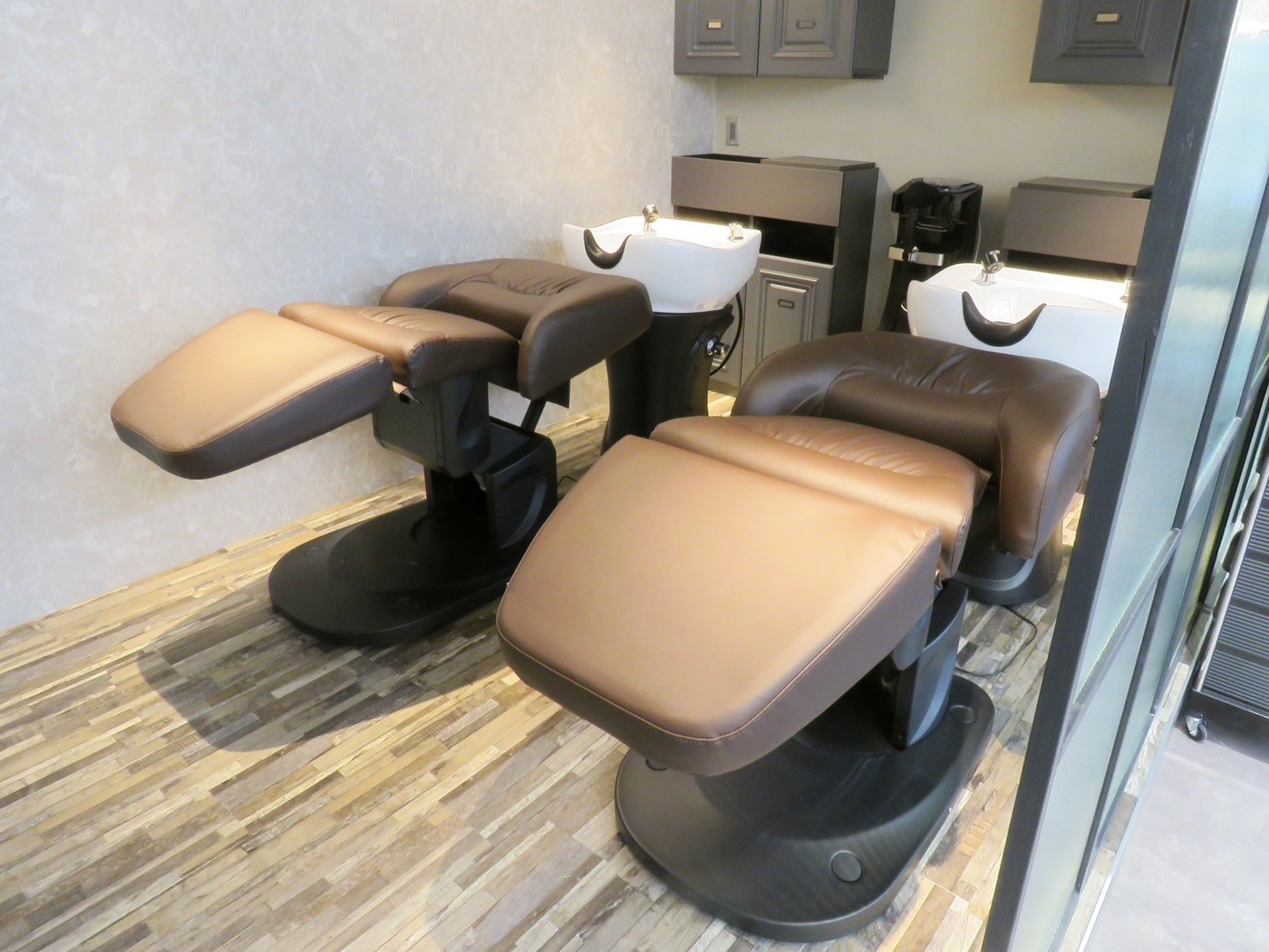 【町田駅】≪完全週休2日制・社会保険完備・土日休みOK・営業時間内レッスンOK≫個々のレベルに合わせた技術が学べます！仕事もプライベートも充実できる環境です！お客様1人ひとりに似合わせるヘアが得意な少人数制のプライベートサロン「Fan. ray（ファンドットレイ）」からアシスタント（美容師）の求人☆★