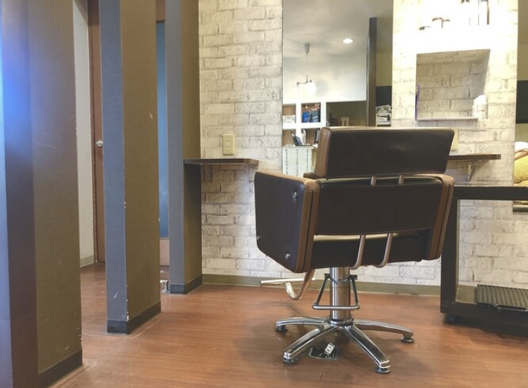 【高槻市駅】≪月給25～60万円≫≪地域密着型≫カットカラーは90～120分枠で施術OK！男性のお客さんも多いので男性の施術を多くやりたい方にもおすすめ！「felicita 高槻店（フェリシータタカツキテン）」からスタイリスト（美容師）の求人☆★