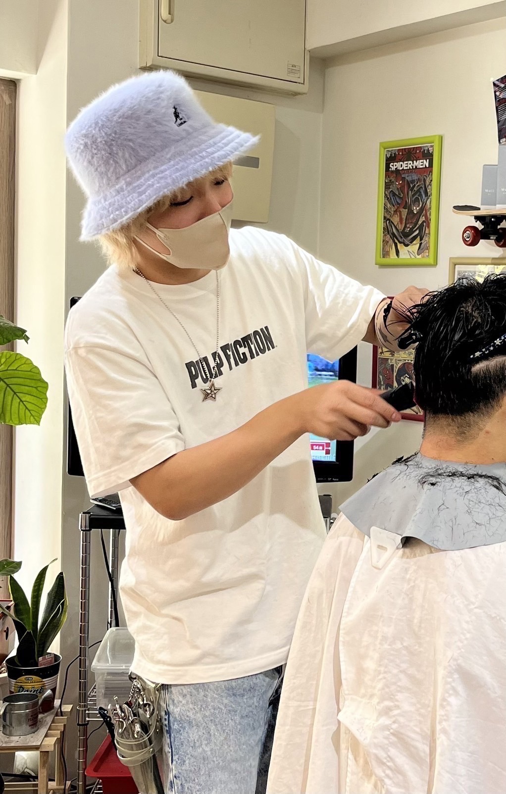 【六甲道】≪月給25~75万円≫≪完全週休二日制≫≪社会保険完備≫周りに大学があるので大学生からも人気のサロン!地域密着型の少人数制サロンなのでお客様を大事に自分のペースで接客がしたい方にもオススメ!「dot.(ドット)」からスタイリスト(美容師)の求人☆★