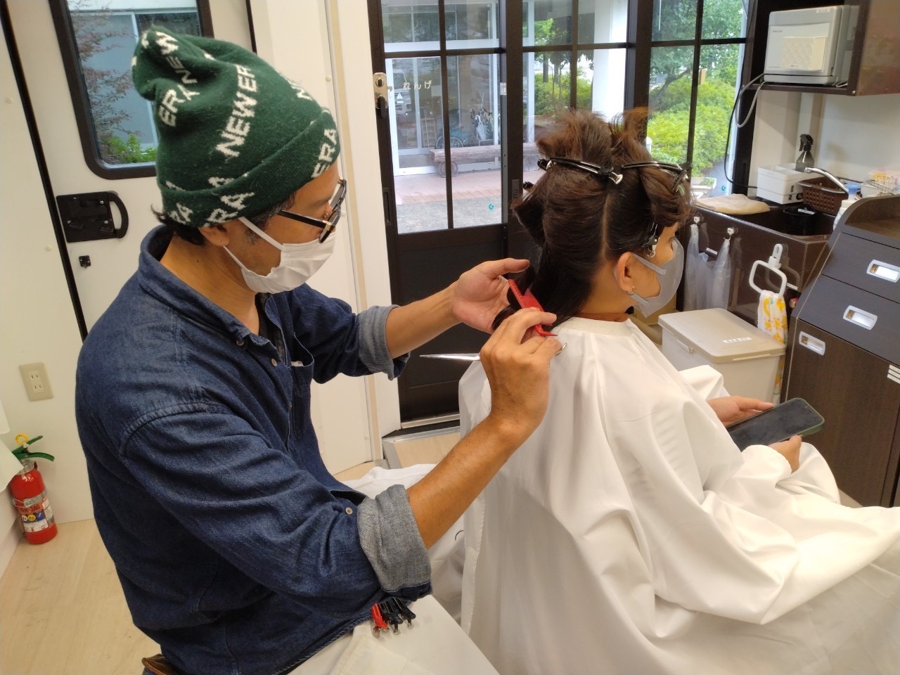 【西予市野村町】≪完全週休2日制≫≪日曜日定休≫≪有給休暇あり≫カット、カラー、パーマのみの移動美容室！福祉施設へ訪問しお客様を施術してもらいます。福祉美容、訪問美容に興味がある方にお勧め！「Hair Salon Shino（ヘアーサロンシノ）」からスタイリスト（美容師）の求人★☆