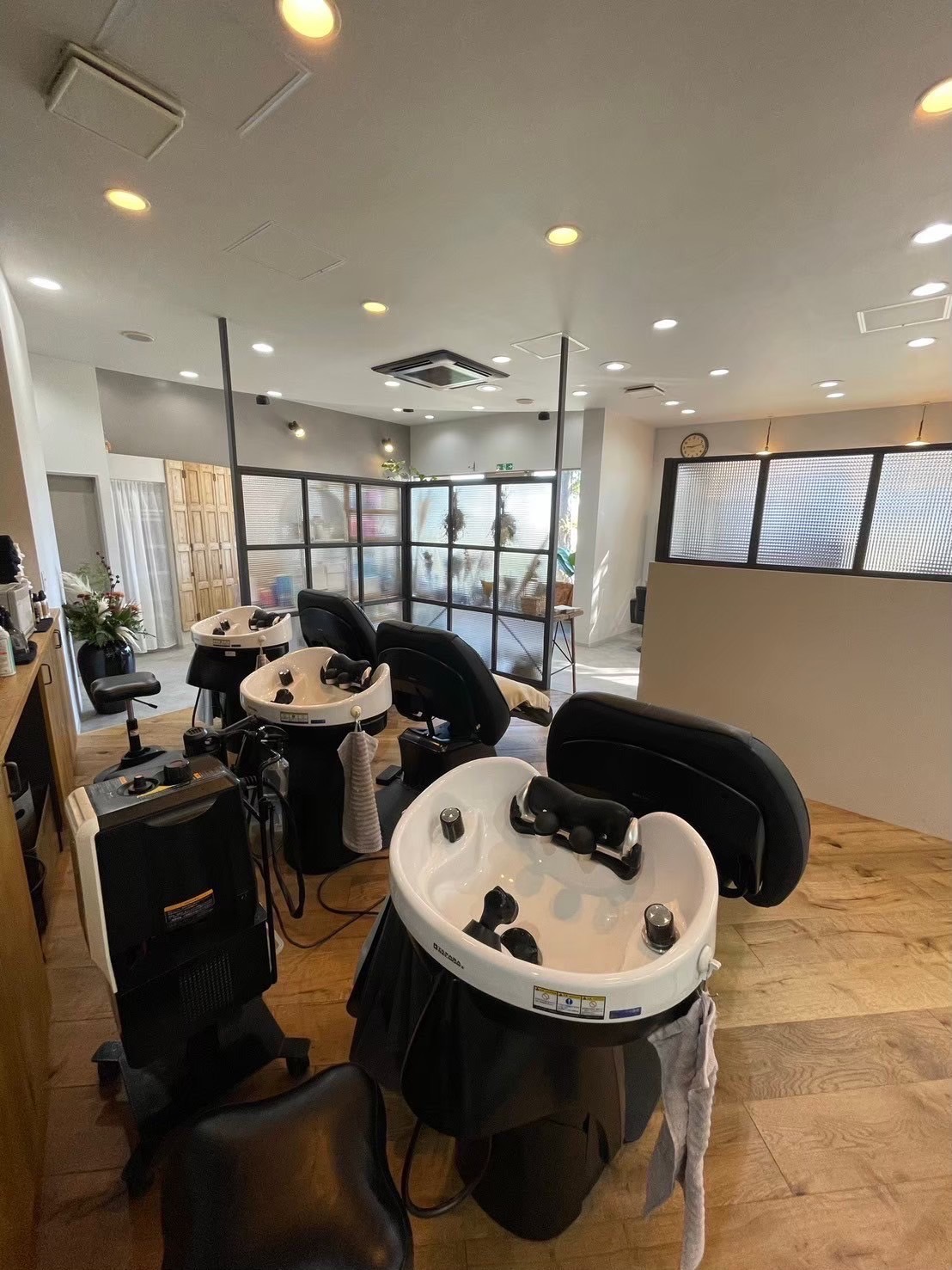 【印西牧の原】≪週1日~、16時までの勤務OK・産休育休実績あり・土日祝休みOK・社会保険完備・推し活OK・営業時間18時まで≫充実の福利厚生で長く働ける体制です!地域密着型で幅広い年代のお客様に多くご来店されている高単価サロン「lei marichi ray(マリーチレイ)」からスタイリスト(美容師)の求人☆★