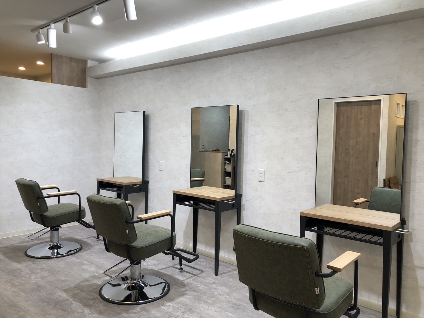 【高蔵寺】≪指名50％／フリー50％還元・マンツーマン接客・時短勤務OK・実働8時間≫歩合率を高めに設定し、入社後早く高月給を目指せます！スタイリストオンリーの少人数制プライベートサロン「Liberum（リーベルム）」からスタイリスト（美容師）の求人☆★