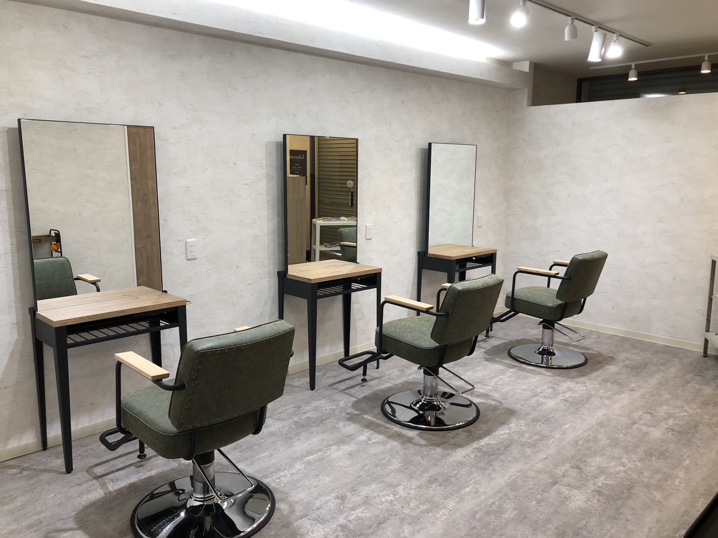 【高蔵寺】≪指名50％／フリー50％還元・マンツーマン接客・時短勤務OK・実働8時間≫歩合率を高めに設定し、入社後早く高月給を目指せます！スタイリストオンリーの少人数制プライベートサロン「Liberum（リーベルム）」からスタイリスト（美容師）の求人☆★