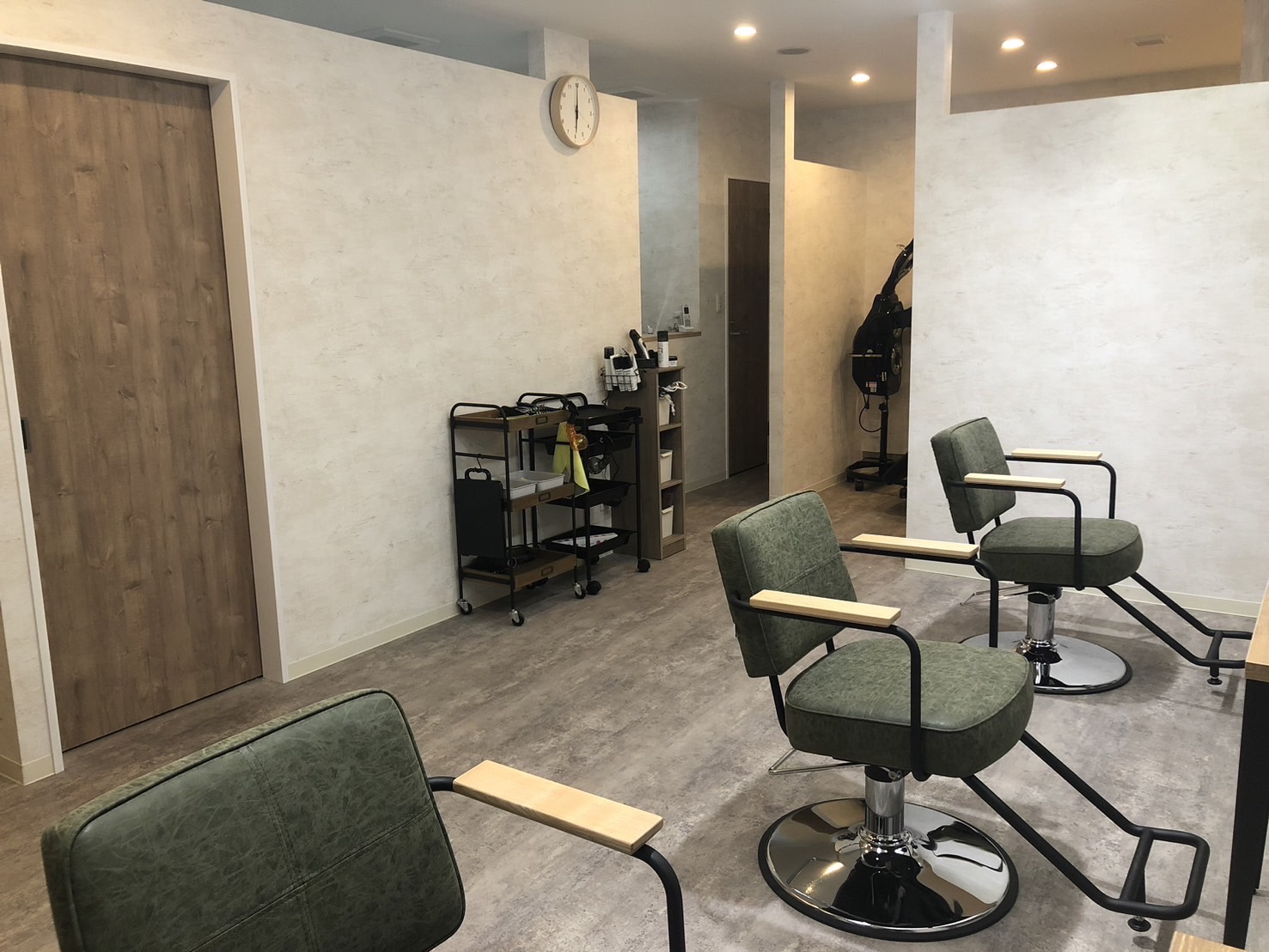 【高蔵寺】≪指名50％／フリー50％還元・マンツーマン接客・時短勤務OK・実働8時間≫歩合率を高めに設定し、入社後早く高月給を目指せます！スタイリストオンリーの少人数制プライベートサロン「Liberum（リーベルム）」からスタイリスト（美容師）の求人☆★