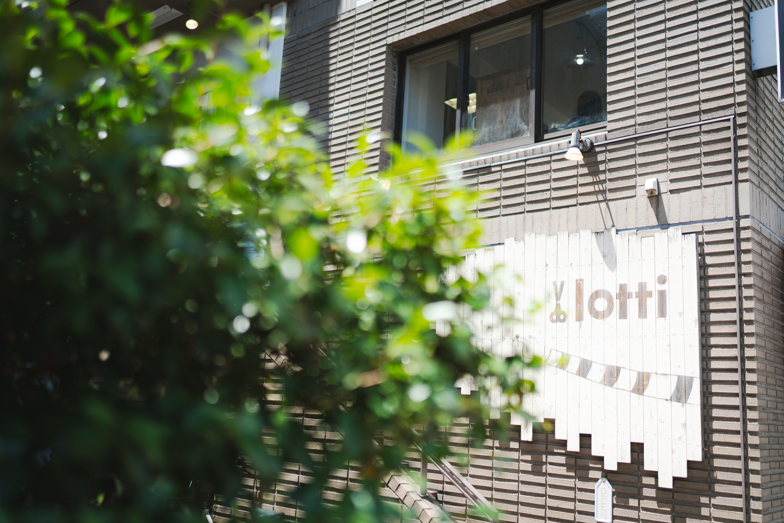 【北加賀屋】ママさん美容師積極募集！≪社会保険完備≫≪完全週休2日制≫≪実働8時間≫≪客単価1万円以上≫お客様の希望やメニューにあわせて、メンズ特化型の美容師など、多様なスタッフが担当！「lotti（ロッティ）」からスタイリスト（美容室）の求人★☆