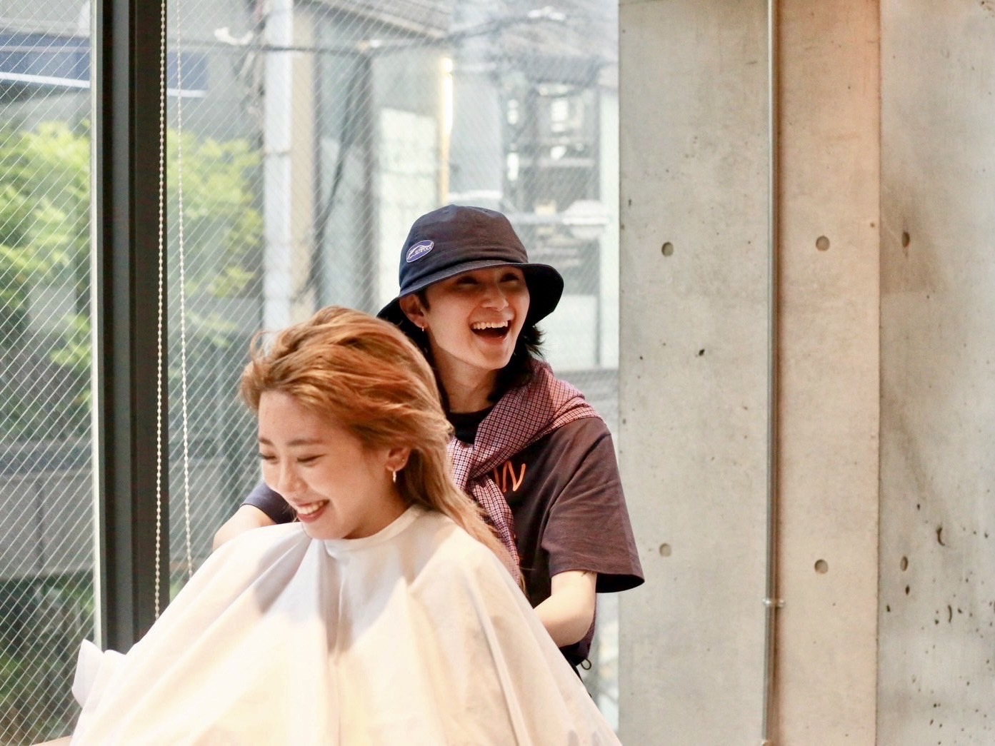 【表参道】≪賞与あり≫≪完全週休2日制≫≪高単価≫≪社会保険完備≫≪デビューまで2年以内≫髪質改善や縮毛矯正に定評アリ！美しい髪を保ちながらトレンドのスタイルのお客さんに提供しています。平均単価1万円超えの高単価でしっかりと稼ぐことのできる環境です！「ANDREY（アンドレイ）」からアシスタント（美容師）の求人☆★