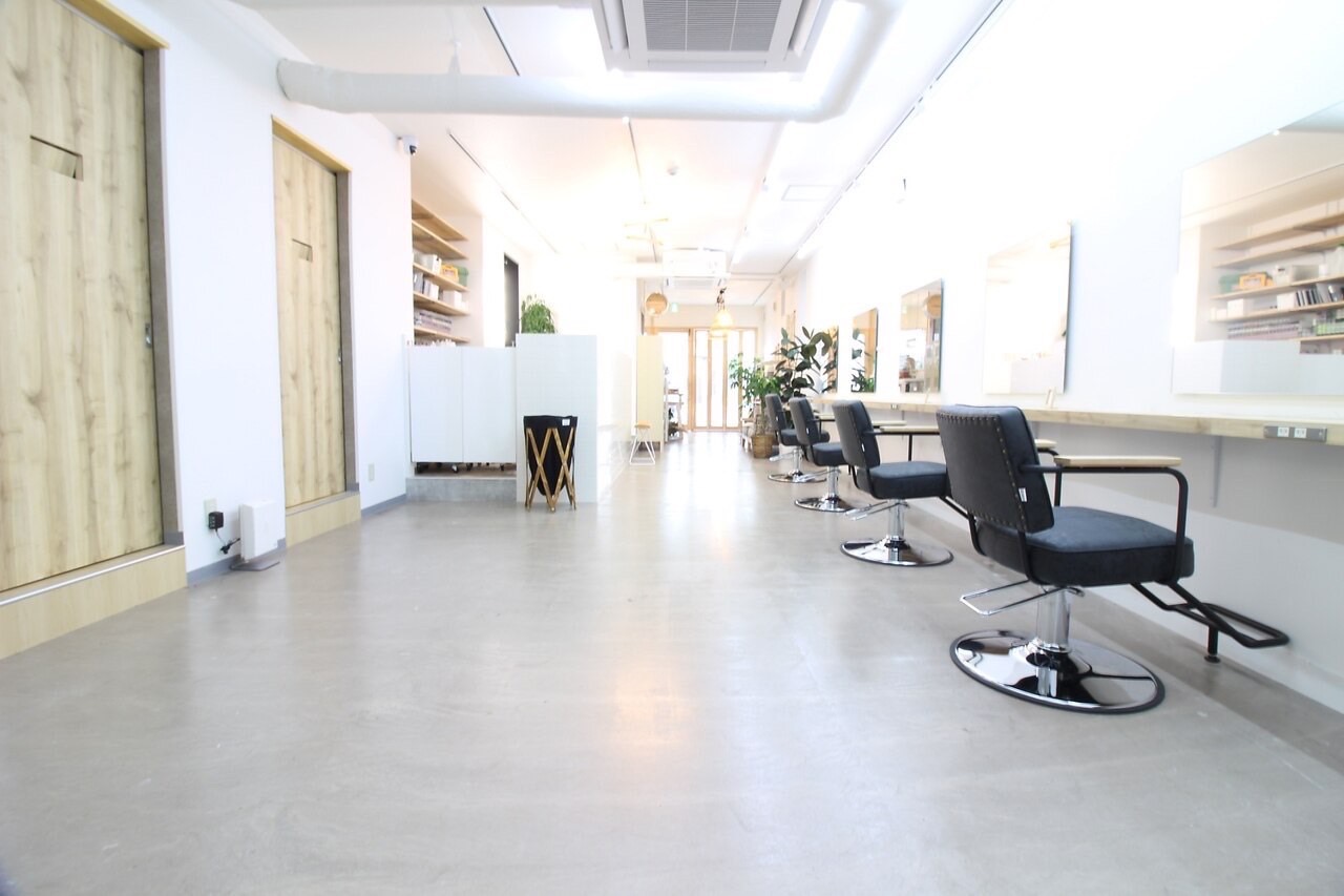 【大船】≪平均単価1万円以上≫≪産休育休実績あり≫≪社会保険完備≫≪副業OK≫女性の方でも安心して働ける環境！自分に合ったお休み日数を選択できるため、無理なく安心して働くことができます！福利厚生面も充実しており、プライベートも大切にしながら働けるサロンです。「SUNC（サンク）」からスタイリスト（美容師）の求人★☆★