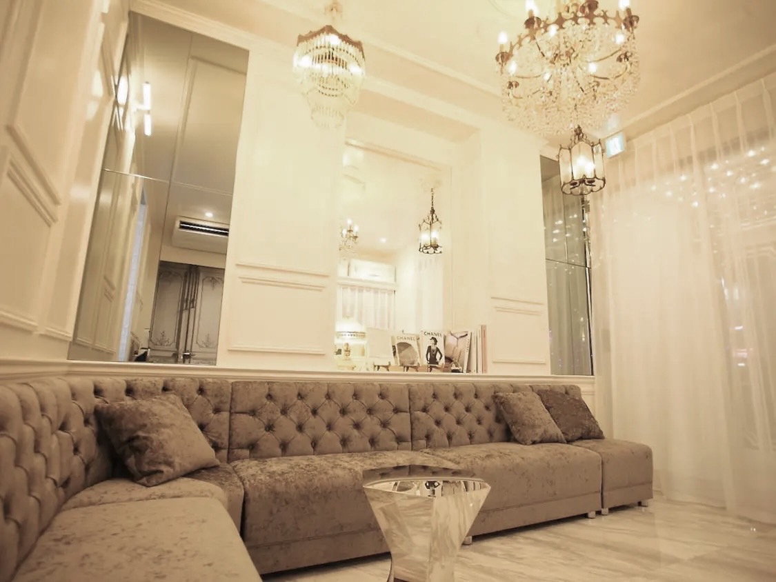 【川越駅】≪完全週休2日制≫≪産休育休実績あり≫≪社会保険完備≫≪客単価1万5000円≫≪アシスタント専任の働き方OK≫≪20時までに退勤可能≫ハイトーンカラーが人気のサロン！清潔感のあるオシャレな店内で誰でも安心して働くことができる環境です。「LORANCE（ロランス）」からアシスタント（美容師）の求人☆★☆