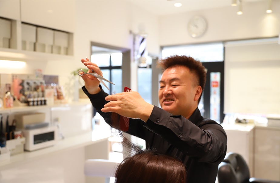 【八軒屋】≪実働8時間・営業時間18時まで・美容師,理容師どちらでも受け入れ可能・子育て中のスタッフさん歓迎≫理美容両方の技術が学べるのも魅力のひとつ！カット・カラーだけでなくヘアドネーションやブライダルシェービング等も学べる地域密着型のユニセックスサロン「SALON DE Rays（サロンドレイズ）」からスタイリスト（美容師・理容師）の求人★☆