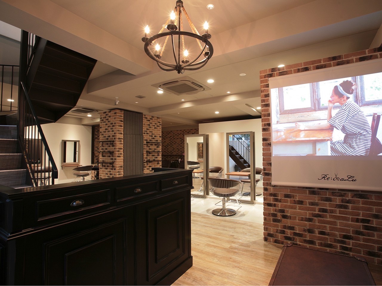 【聖蹟桜ヶ丘】≪賞与あり≫≪誕生日休暇あり≫≪土日祝休みOK≫≪社会保険完備≫≪産休育休実績あり≫≪スタイリストデビューまで最短1年≫デザインカラーがお客様に人気！嬉しい誕生日休暇制度があり、楽しく働ける環境です。「Re:chaLu 聖蹟桜ヶ丘（リシャールセイセキサクラガオカ）」からアシスタント（美容師）の求人★☆