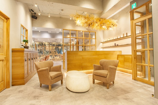 【国立】≪社会保険完備≫≪20時までに退勤可能≫≪早番遅番を選択可能≫≪月2回までの土日休み取得可能≫≪独立支援あり≫≪ママさんスタイリストさんの応募歓迎≫しっかり稼いで休みも取れるので仕事とプライベートのメリハリをつけやすい環境のサロンです。「olelo国立（オレロクニタチ）」からスタイリスト（美容師）の求人★☆