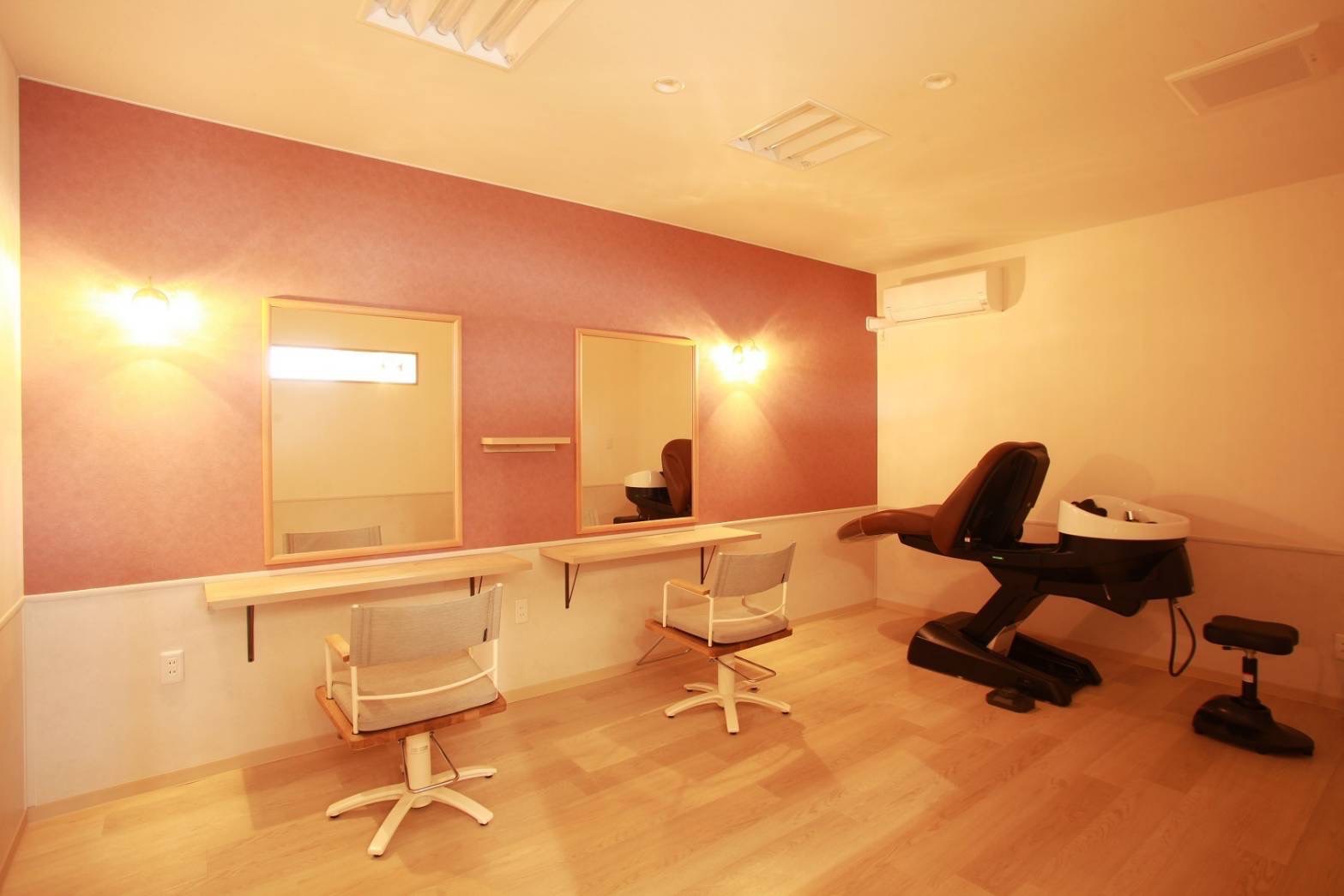 【平井】≪営業中レッスンOK・社会保険完備・住宅手当あり・実働8時間・20時までに退勤可能≫未経験・通信生・新卒生の方も大歓迎！地域密着型でアットホームな雰囲気のサロン「FAMILLE hair（ファミールヘア）」からスタイリスト（美容師）の求人☆★☆