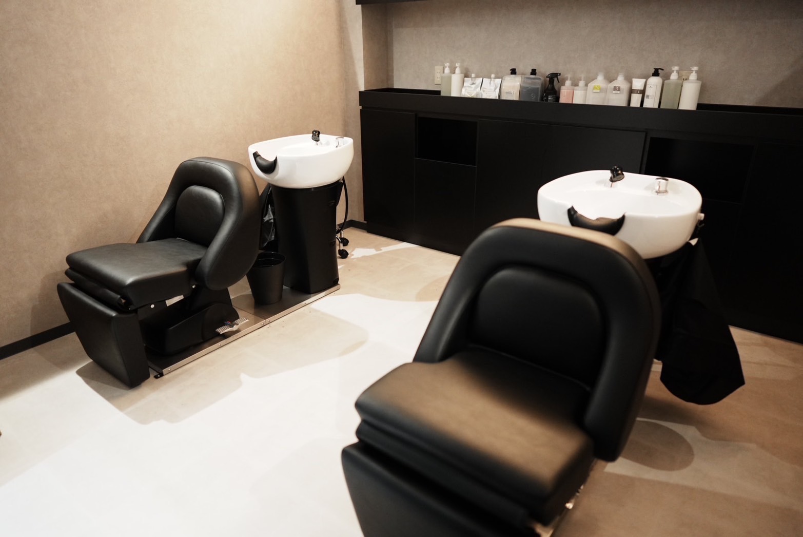 【手原駅】≪確定申告サポートあり≫≪自由出勤制・土日休み・時短勤務OK≫≪フリー45％／指名50％還元≫≪完全マンツーマン≫入客チャンスが多く月収50万円以上も可能です！美容師の経験を活かして活躍ができる環境です！「_WHITE 栗東店（アンダーバーホワイトリットウテン）」からスタイリスト（美容師）の求人★☆