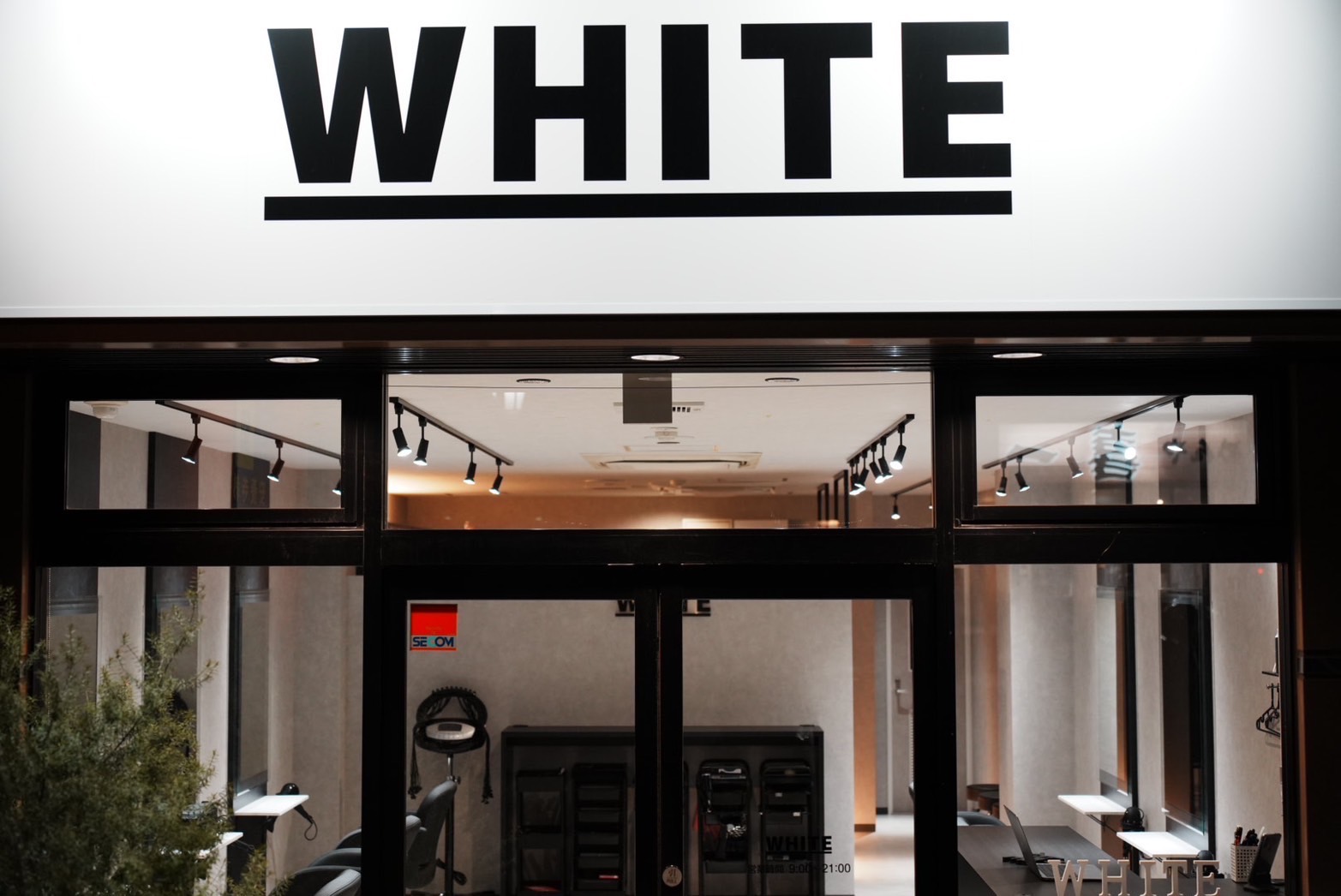 【手原駅】≪確定申告サポートあり≫≪自由出勤制・土日休み・時短勤務OK≫≪フリー45％／指名50％還元≫≪完全マンツーマン≫入客チャンスが多く月収50万円以上も可能です！美容師の経験を活かして活躍ができる環境です！「_WHITE 栗東店（アンダーバーホワイトリットウテン）」からスタイリスト（美容師）の求人★☆