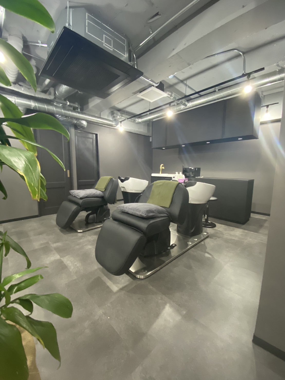 【桜木町】≪未経験・新卒生歓迎≫≪完全週休2日制≫≪土日休み取得可能≫≪営業時間内レッスン可≫≪デビューまで1～2年≫≪実働8時間≫ハイトーンなどのデザインカラー特化サロン！経験豊富なスタッフから技術が学べる環境です！「WAVY 桜木町店（ウェイビーサクラギチョウテン）」からアシスタント（美容師）の求人★☆